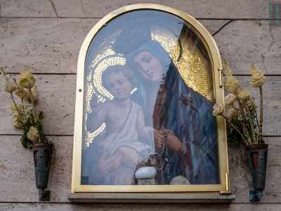 ...e le Madonne con Bambino in piazzale Locchi...